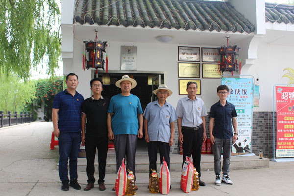 淮南鳳臺縣愛心企業(yè)走訪慰問老黨員