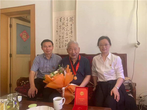 淮南市應(yīng)急管理局為老黨員上門頒發(fā)“光榮在黨50年”紀(jì)念章