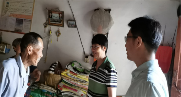 淮南市經(jīng)信局黨委委員、總工程師劉莉莉赴焦崗村慰問脫貧戶并看望駐村工作隊
