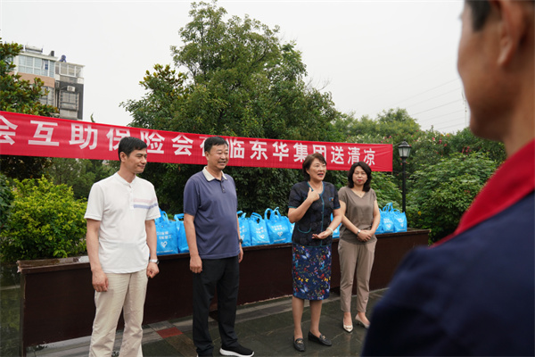 淮南：職工保險互助會開展“夏送清涼，關(guān)愛會員”活動