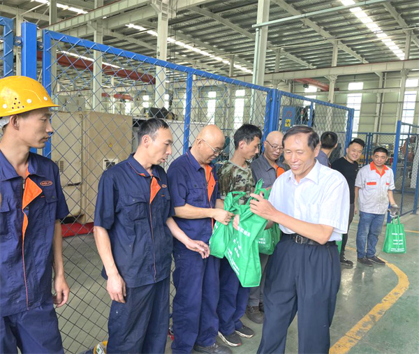 淮南市、縣總工會(huì)開(kāi)展送清涼活動(dòng)