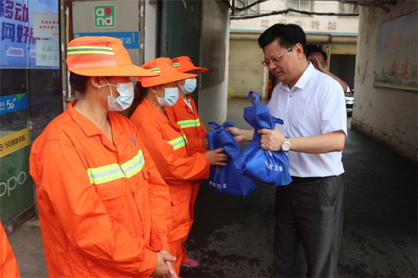 淮南市：夏日抗高溫 工會(huì)送清涼