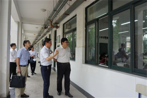 淮南市政協(xié)副主席董眾兵調研智慧學校建設與應用工作