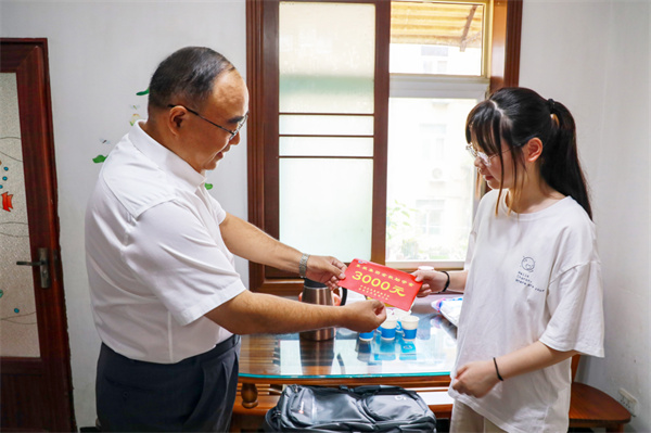 淮南市：金秋助學(xué)暖人心 上門慰問(wèn)送真情 東辰集團(tuán)開(kāi)展金秋助學(xué)活動(dòng)