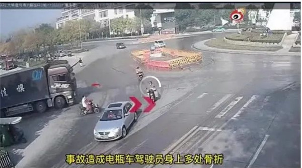 驚險一幕！淮南壽縣電瓶車駕駛?cè)吮痪砣胴涇嚨撞?..