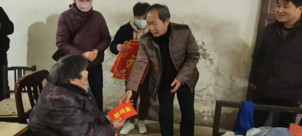 淮南市田區(qū)殘聯(lián)陪同市殘聯(lián)領(lǐng)導(dǎo)慰問(wèn)困難殘疾人