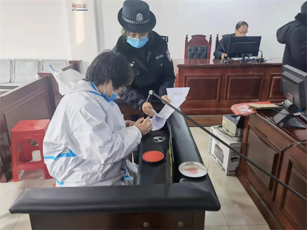 淮南壽縣一位90后女收銀員高消費，挪用資金百余萬受審