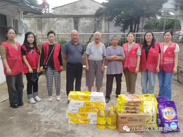 八公山鎮(zhèn)婦聯(lián)中秋節(jié)前夕開展慰問敬老院活動(dòng)