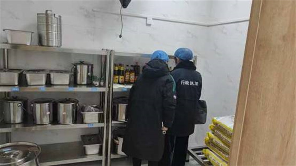 淮南市市場監(jiān)管局高新區(qū)分局開展校園食品安全“統(tǒng)一查、隨機(jī)檢”活動(dòng)