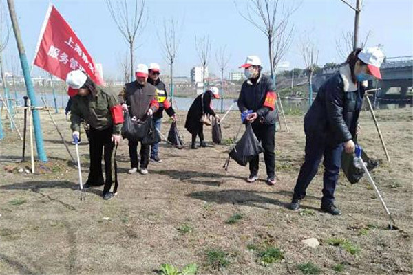 淮南：潘集區(qū)委宣傳部攜靜寶市容公司志愿者開展學雷鋒活動